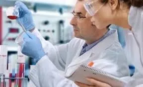 O bacterie ce produce alcool în intestine, răspunzătoare de boala ficatului gras la persoane care nu consumă alcool (studiu)
