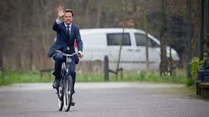 Premierul Olandei merge cu bicicleta la birou