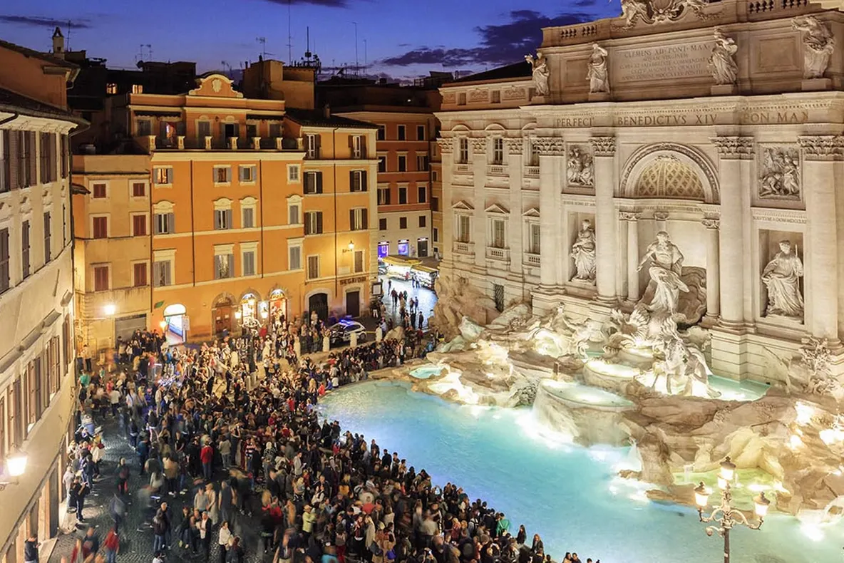 Măsura drastică luată de autorități pentru a proteja faimoasa Fântână Trevi din Roma de turiștii necivilizați