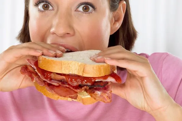 Chiar și o felie de bacon pe zi crește riscul de cancer intestinal
