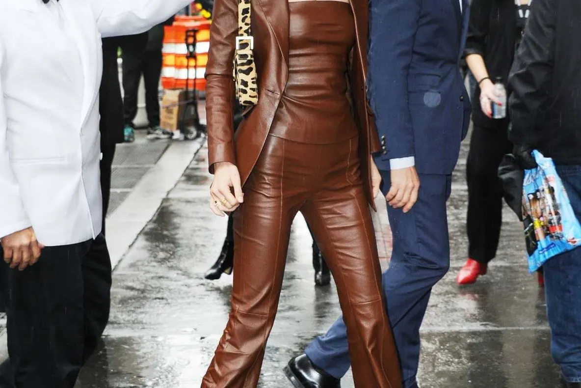 Costumul masculin a devenit un must have indiferent de sezon
