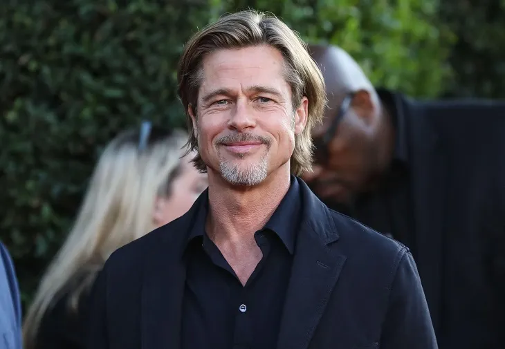 Brad Pitt, în fustă la premiera noului său film, „Bullet Train”