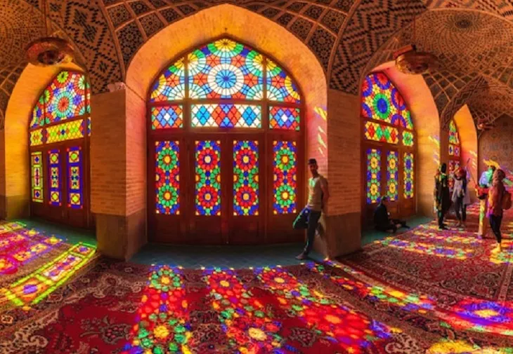 Uimitoarea „Moschee roz” a Iranului este iluminată cu un caleidoscop de culori