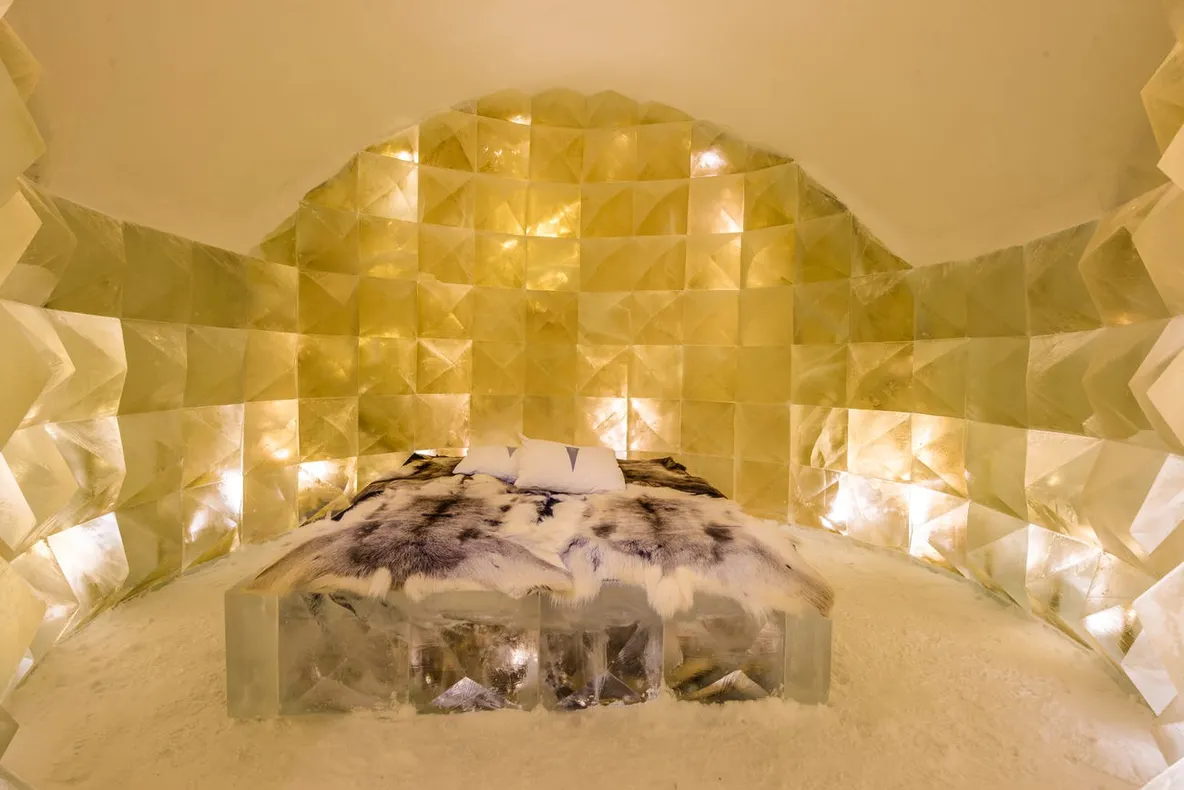 Primul hotel de gheață din lume împlinește 30 de ani. Interiorul e de basm!
