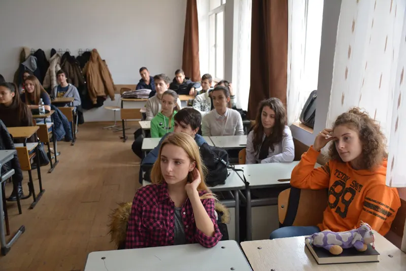 85% dintre elevii de liceu din România își pun bani deoparte