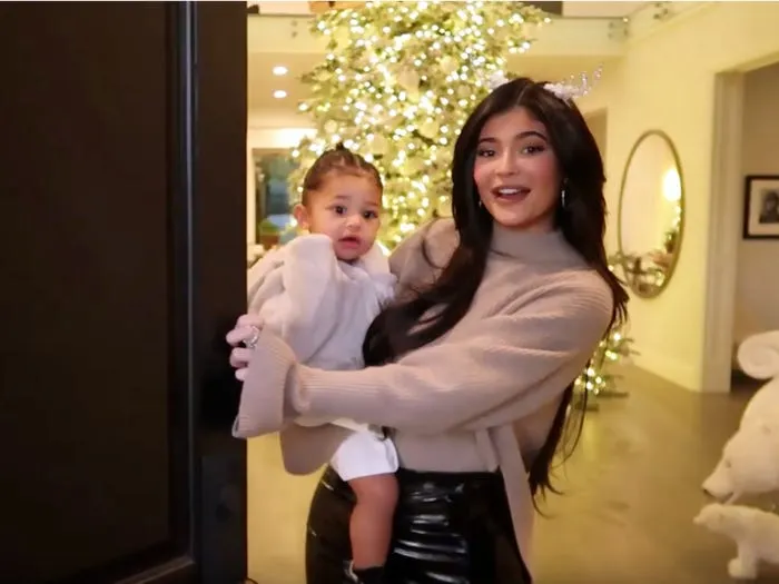Fiica lui Kylie Jenner, cadou extravagant de la bunică: replica în miniatură a unui conac. Căsuța dispune de curte și aer condiționat