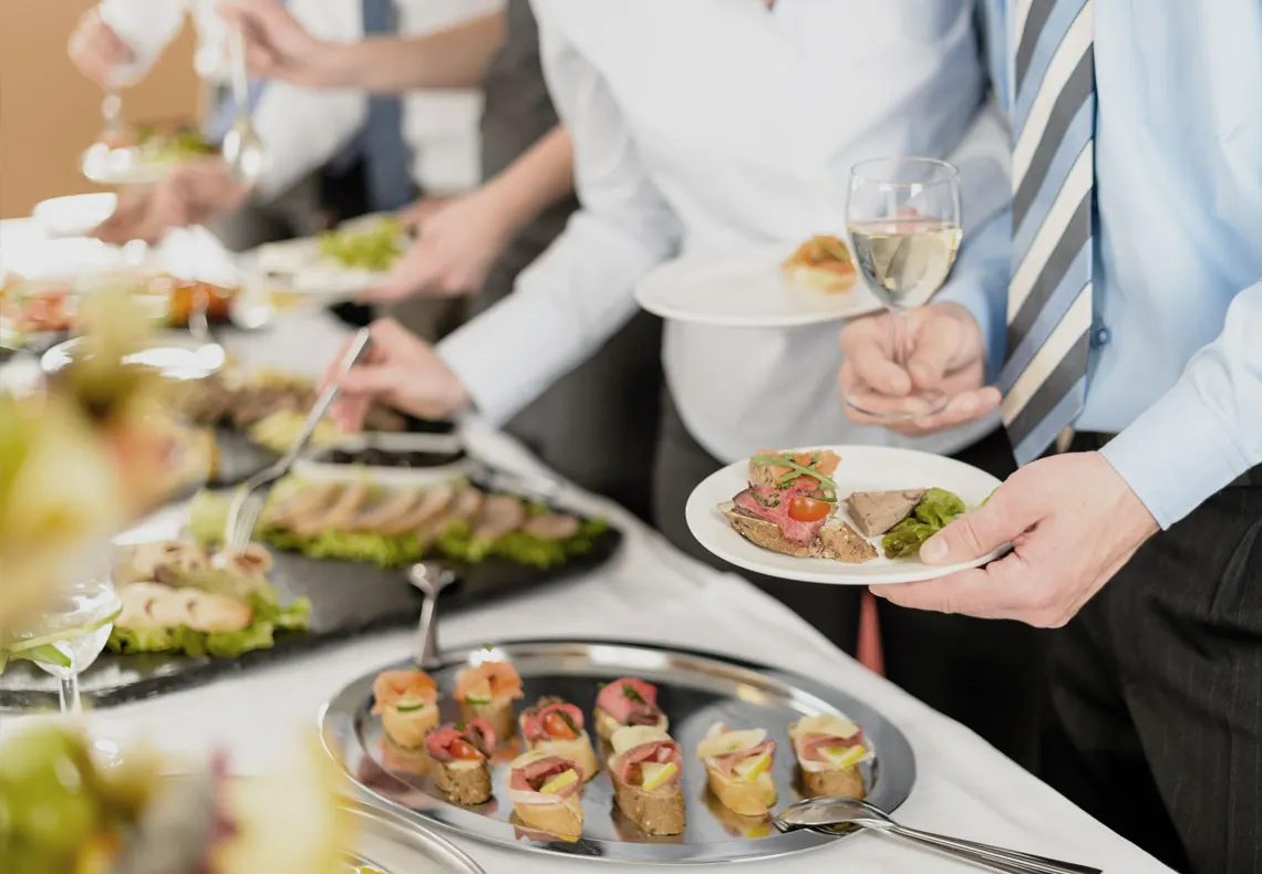Românii, ultimii la buget alocat mâncării de tip catering