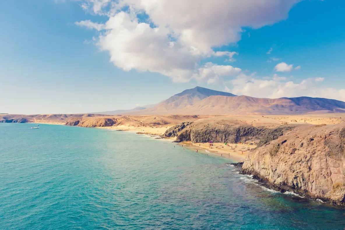 Descoperă Lanzarote, superba insulă a celor 300 de conuri vulcanice