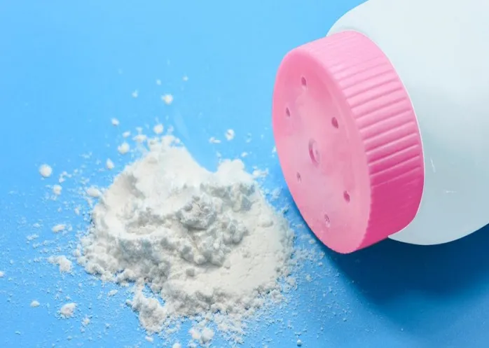 Un studiu nou neagă legătura între utilizarea pudrei de talc și cancerul ovarian dar nu toți oamenii de știință sunt de acord