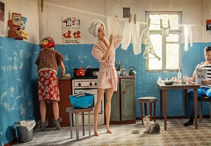 Un fotograf de păpuși din Rusia îi reimaginează pe Barbie și Ken cum ar fi trăit în URSS
