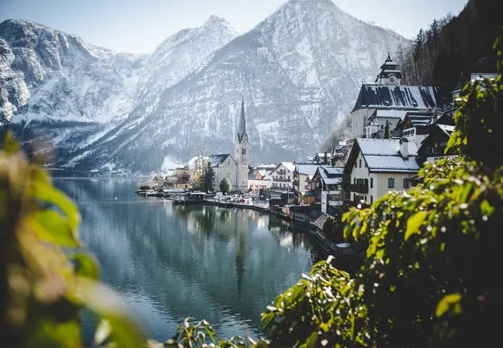 PREMIERĂ: Satul austriac care a inspirat Frozen îi roagă pe turiști să nu-l mai viziteze