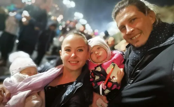 Ce solist celebru își botează fiica în acest weekend?