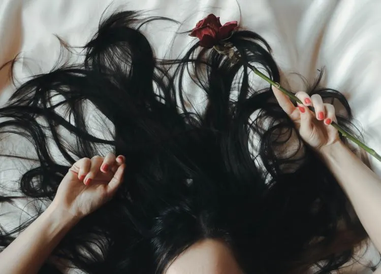 Îngrijirea părului. 6 moduri prin care scalpul dezvăluie starea ta de sănătate