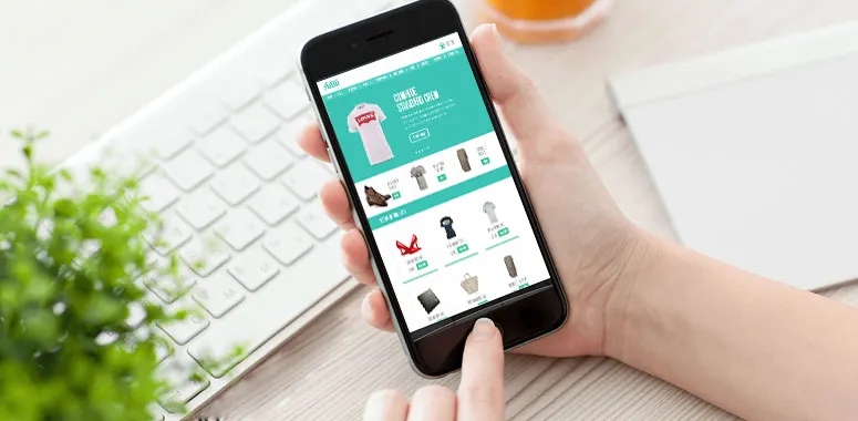 Comerțul electronic. Ce comandă cel mai des românii de pe smartphone