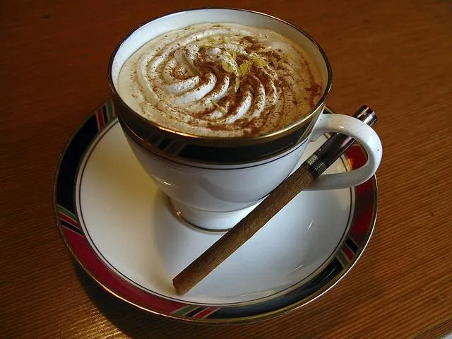 Ce se întâmplă dacă pui scorțișoară în cafea. Efectele se văd imediat