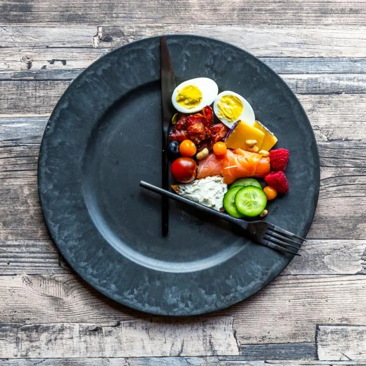 E sănătos că combini dieta ketogenică și postul intermitent? Părerea specialiștilor