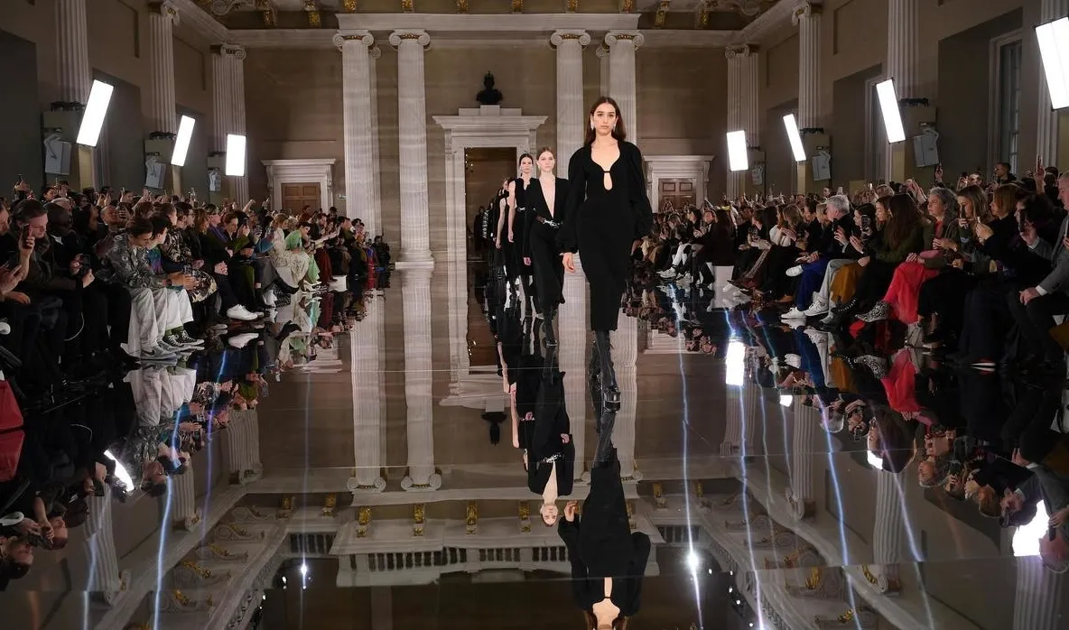 Săptămâna Modei din Londra. Victoria Beckham pornește o revoluție și schimbă regulile