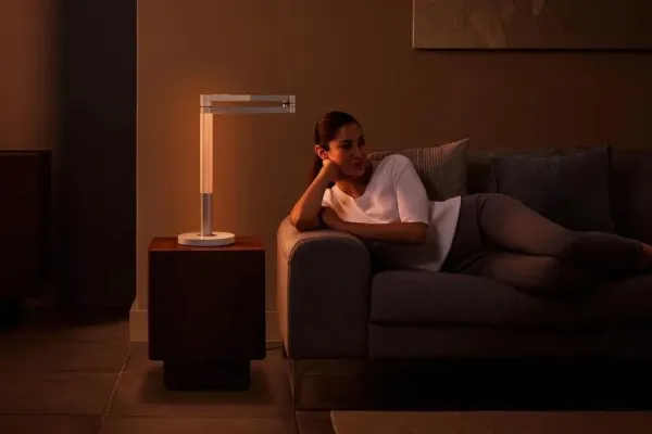 Lampa inteligentă care simulează lumina naturală