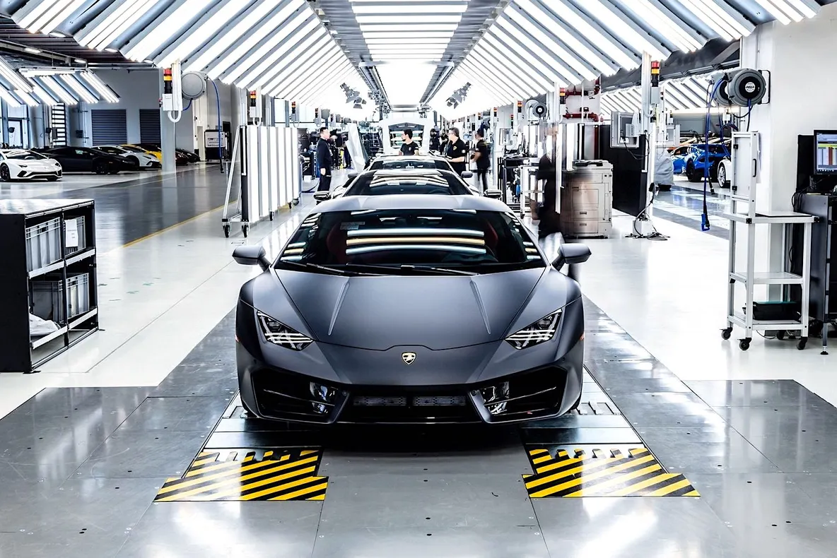 Lamborghini închide fabrica din Italia