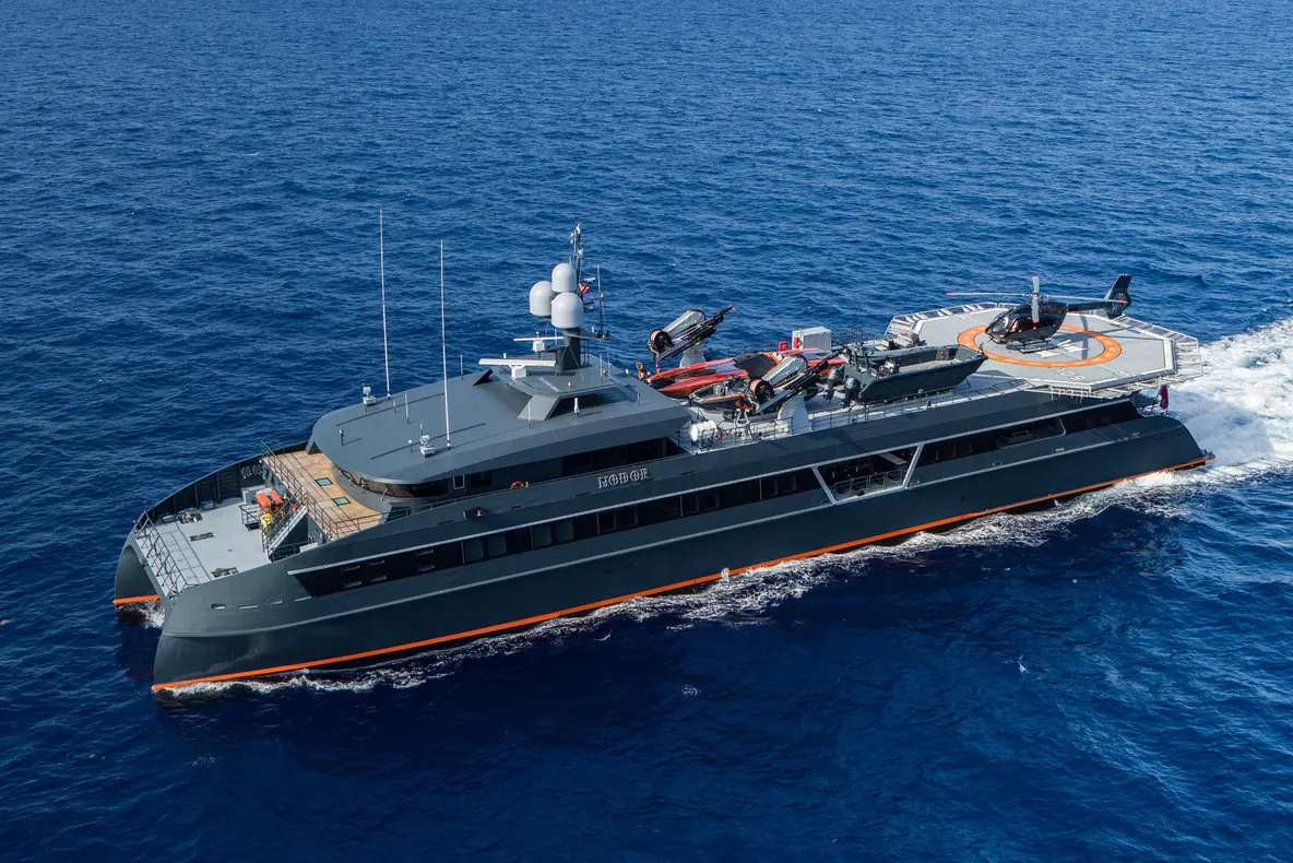 Proprietarii de super-iahturi au intrat forțat în carantină de lux pe mare