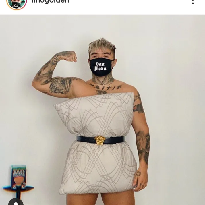 Provocarea internațională cu perna a ajuns la vedetele masculine