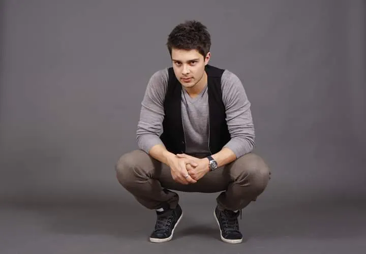 Mircea Ivan e cel care ziua prezintă știri iar noaptea pune muzică în cluburi