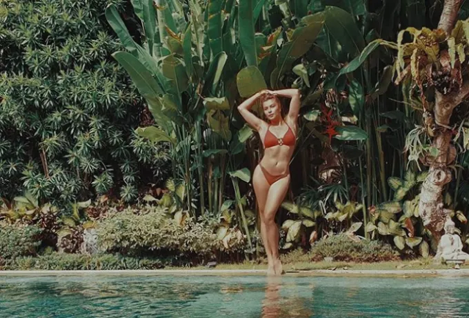 Lorei i s-a amânat din nou zborul din Bali spre România