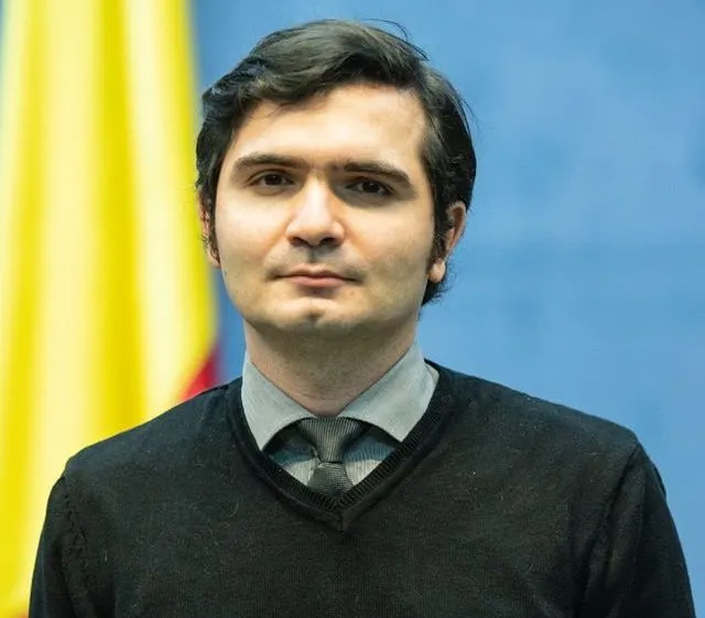 Cum arată iubita lui Bogdan Anicescu, interpretul  în limbajul mimico gestual
