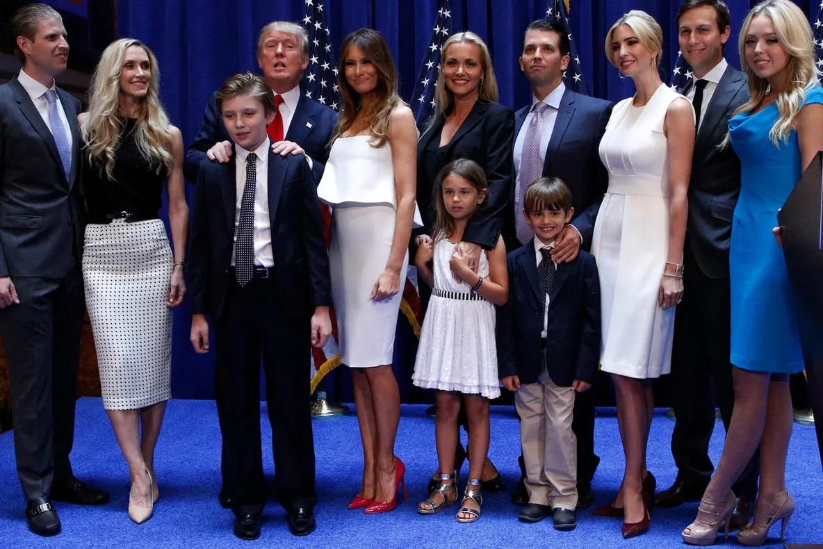 Cum își cheltuiește familia Trump miliardele de dolari. Președintele se laudă cu propria flotă de avioane și numeroase proprietăți imobiliare