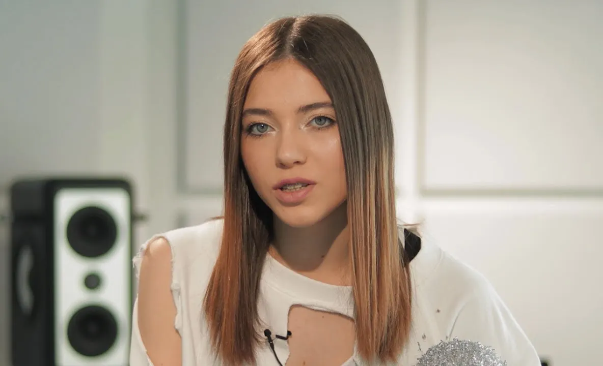 Roxen și-a schimbat look ul pentru o reclamă