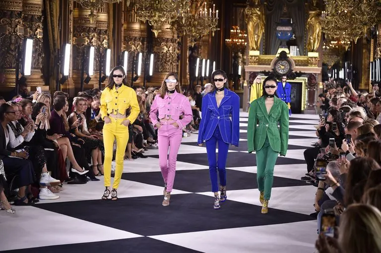 „On Board”! Sena devine podium de modă pentru Balmain
