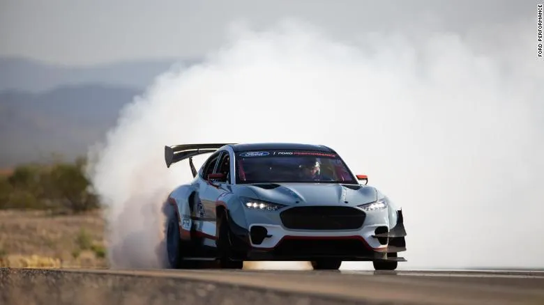 Ford vrea să demonstreze potențialul suprem. Mustang Mach-E 1400 are 7 motoare electrice și 1.400 de cai putere