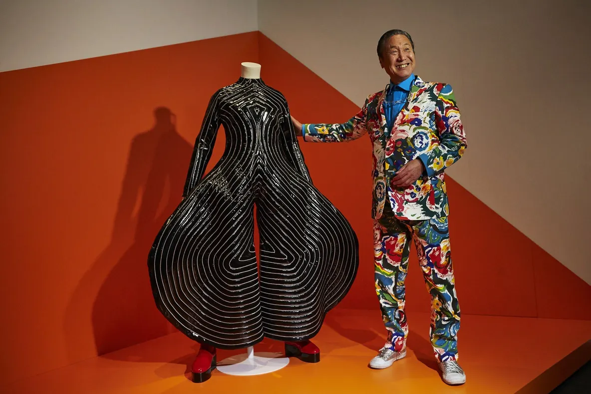 Kansai Yamamoto, designerul japonez din spatele costumelor legendare ale lui David Bowie, a murit