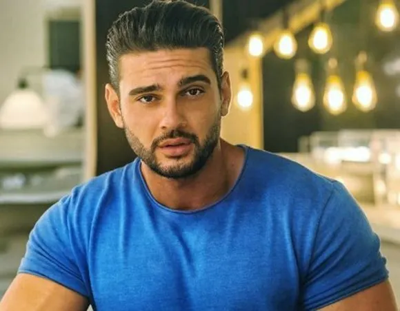 Dorian Popa, dublu rol de doctor și de nebun într-un nou videoclip