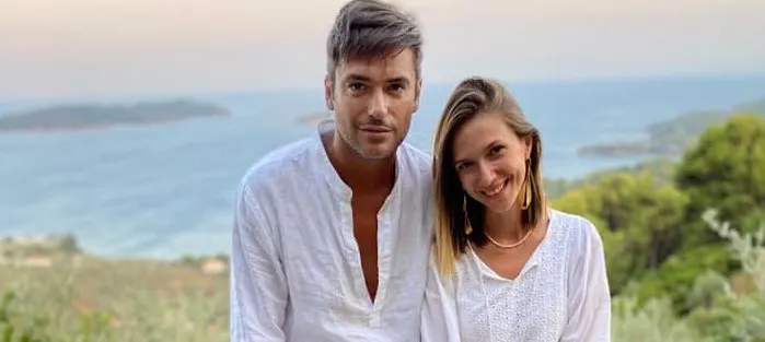 De ce a mai rămas Adela Popescu cu familia încă o săptămână în Grecia in vacanta