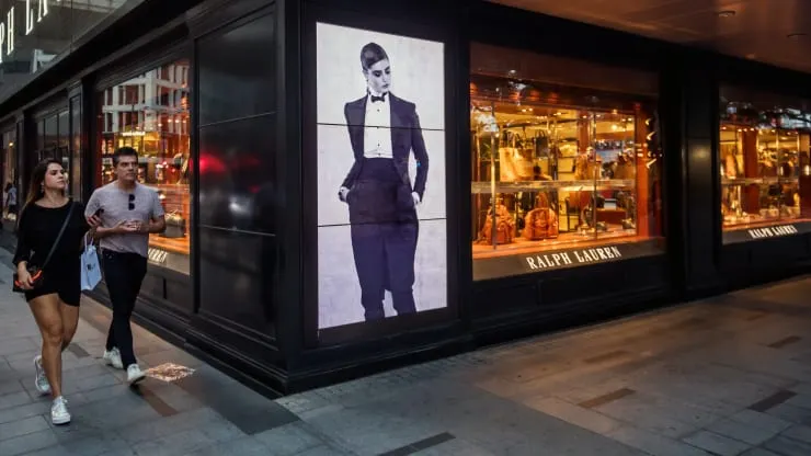 Ralph Lauren va concedia 15% din angajați și își va consolida afacerea online