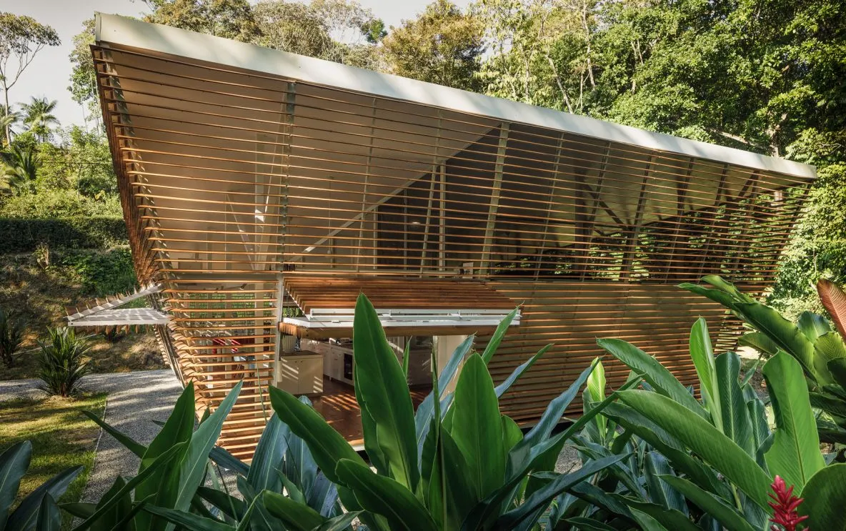 Casa din prefabricate protejează natura și are un design inovativ
