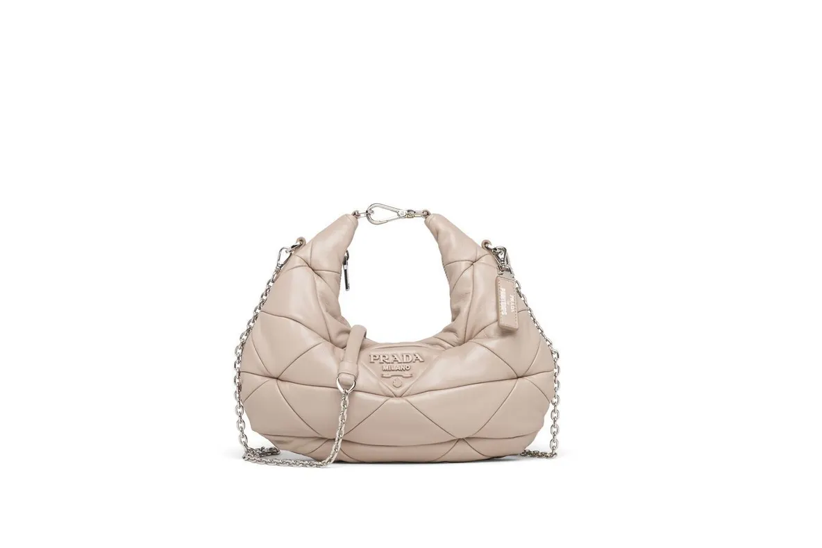 Accesoriul toamnei: geanta matlasată ultra-cool de la Prada