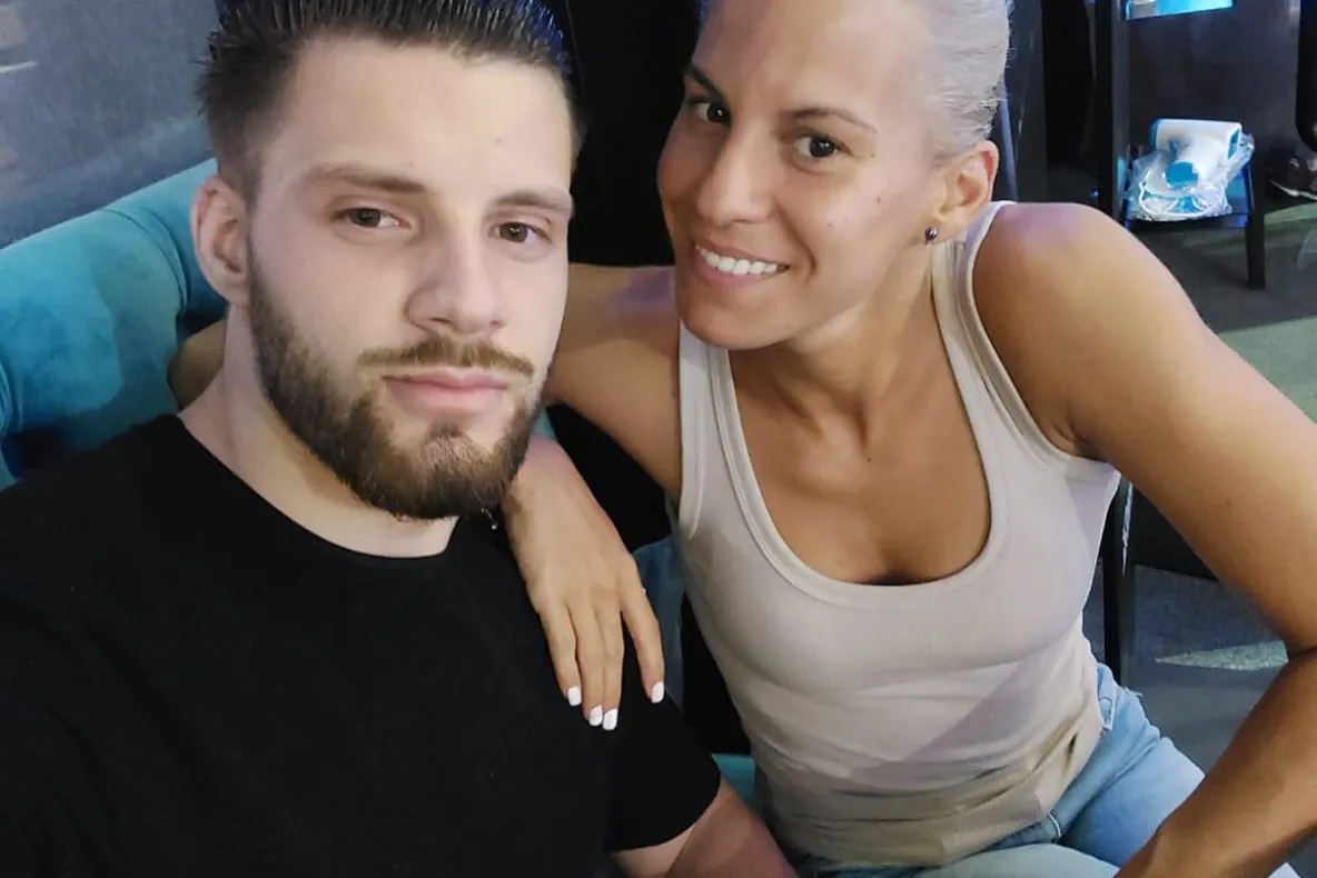 Kiki și  Cristi, foști colegi la un reality show, acum au devenit iubiți