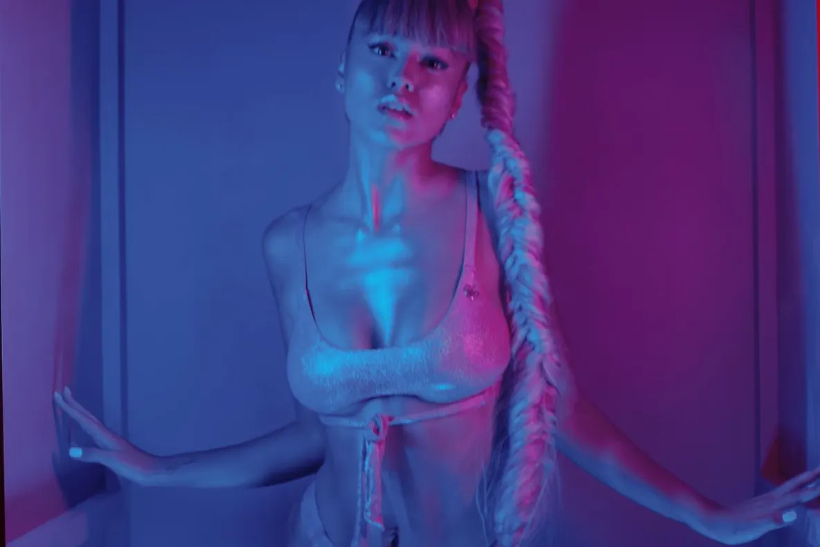 De la păpușa Barbie la Regina Latină, transformare șoc a lui Dominique în noul videoclip "Narcos"