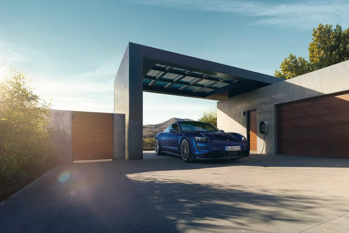 Noul Porsche Taycan este întruchiparea ADN-ului de neegalat al mașinii sport Porsche