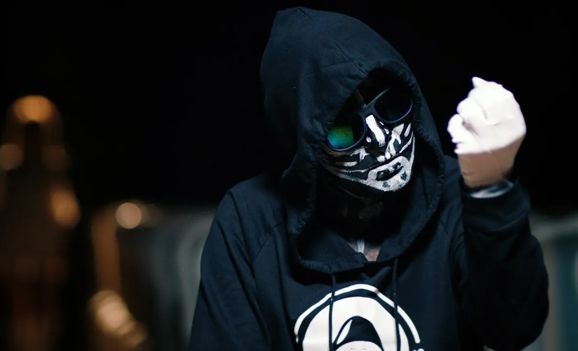 Carla’s Dreams, fără machiaj pe jumătate din față în cel mai recent videoclip. Cum arată artistul