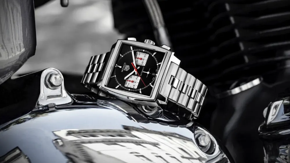 Ceasul TAG Heuer Monaco primește o brățară metalică