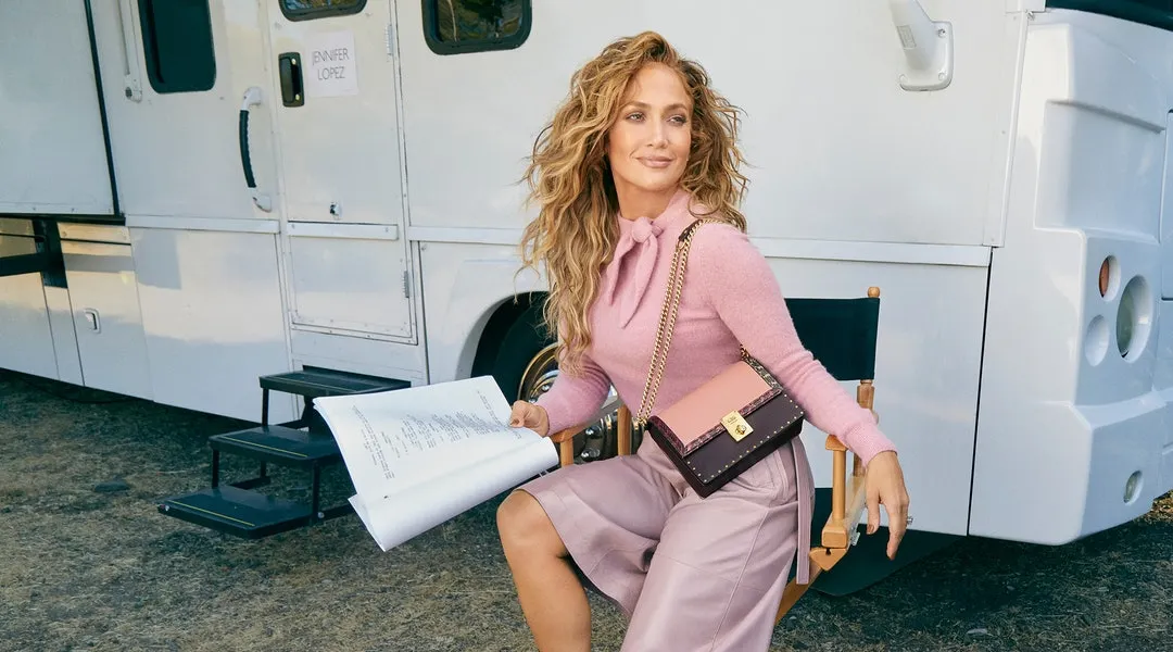 Jennifer Lopez își pune semnătura pe o geantă de mână