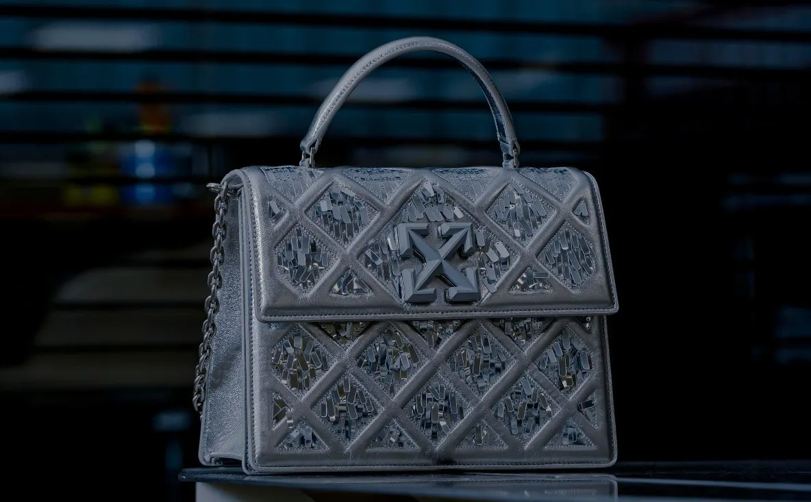 Noua geantă Off-White e o capodoperă!