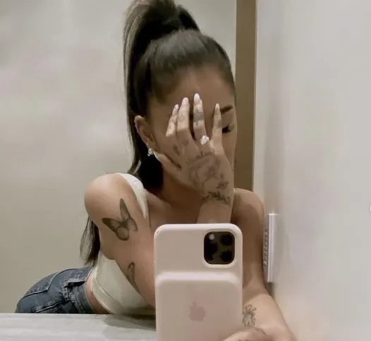 Ariana Grande s-a logodit! Semnificația deosebită pe care o are inelul cu perlă și diamante primit de la iubitul ei