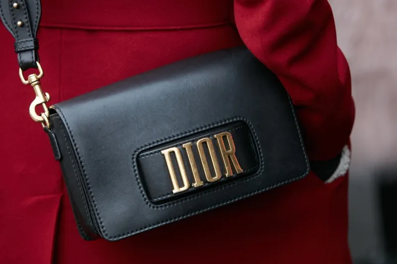 Casa de modă Dior, chemată în instanță. Ce acuzații i se aduc