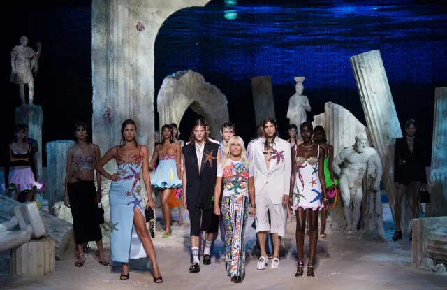 Donatella Versace renunță la funcția de director de creație al brandului Versace
