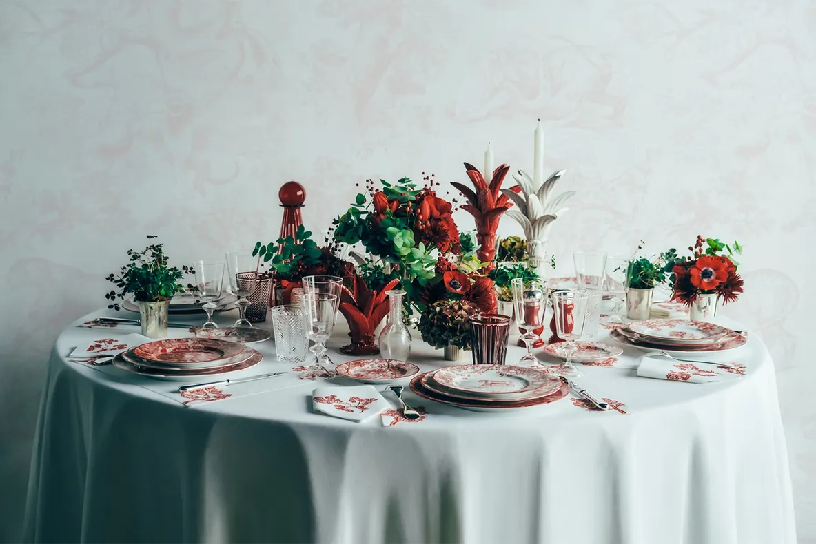 Explozie de culoare în colecția „Toile de Jouy Rouge” by Dior Maison