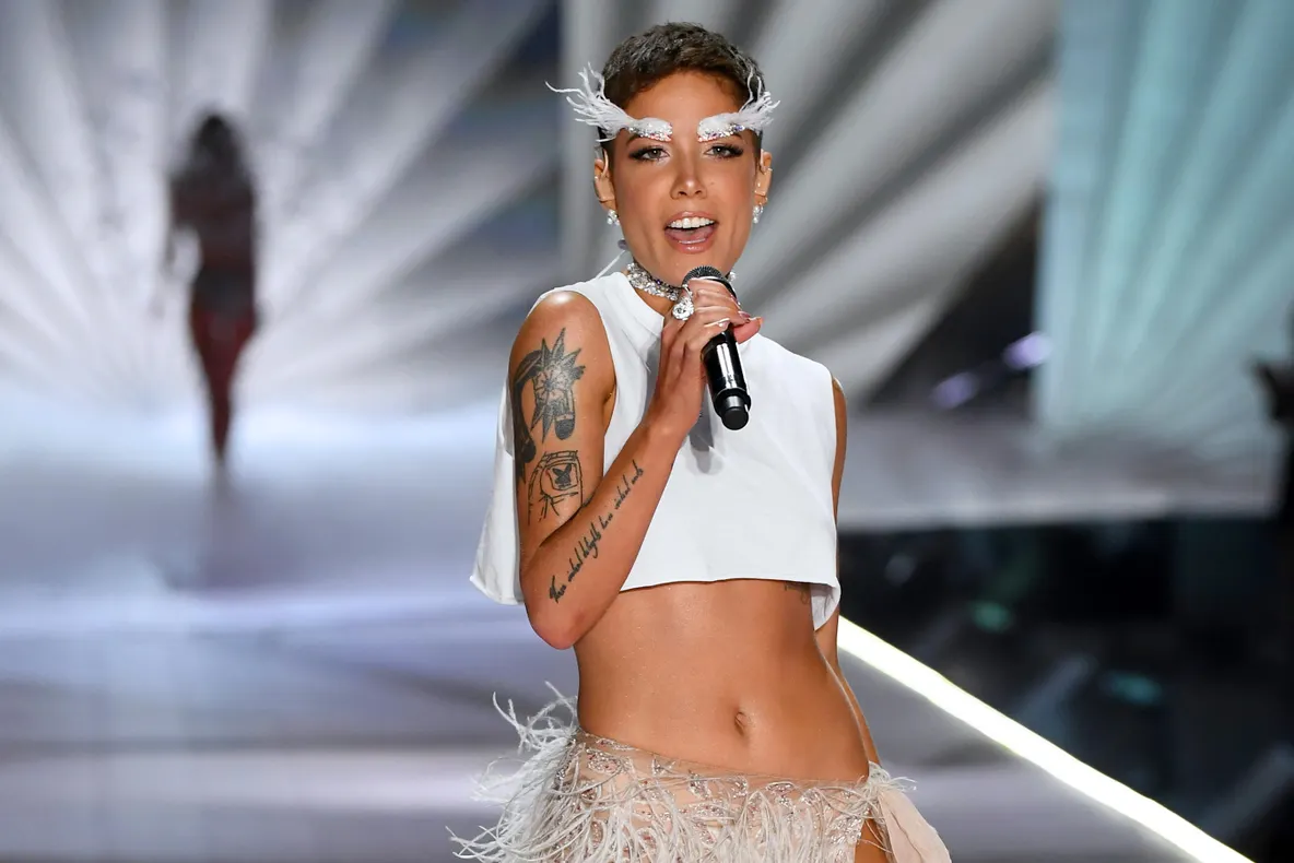 Halsey, primele imagini cu burtica de gravidă